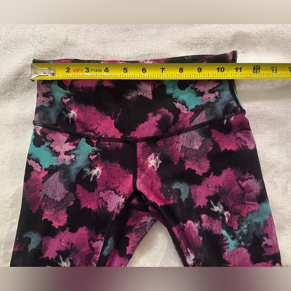 Lululemon size 2 pink capri leggings. Excellent condition - Picture 7 of 7